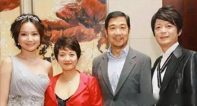 0亿“一代鞋王”达芙妮崩塌！红颜加速衰败九游会J9入口6000门店关闭4年亏3(图17)