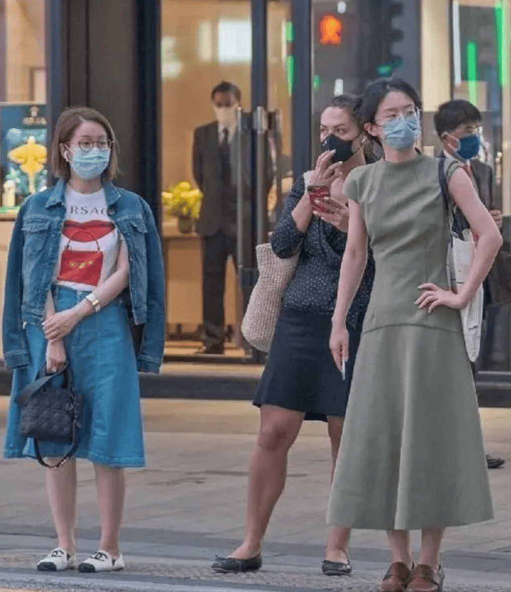 都是“裙不上膝、鞋不带跟”却个个洋气又时髦j9九游会真人第一品牌去了香港才发现满街(图6)