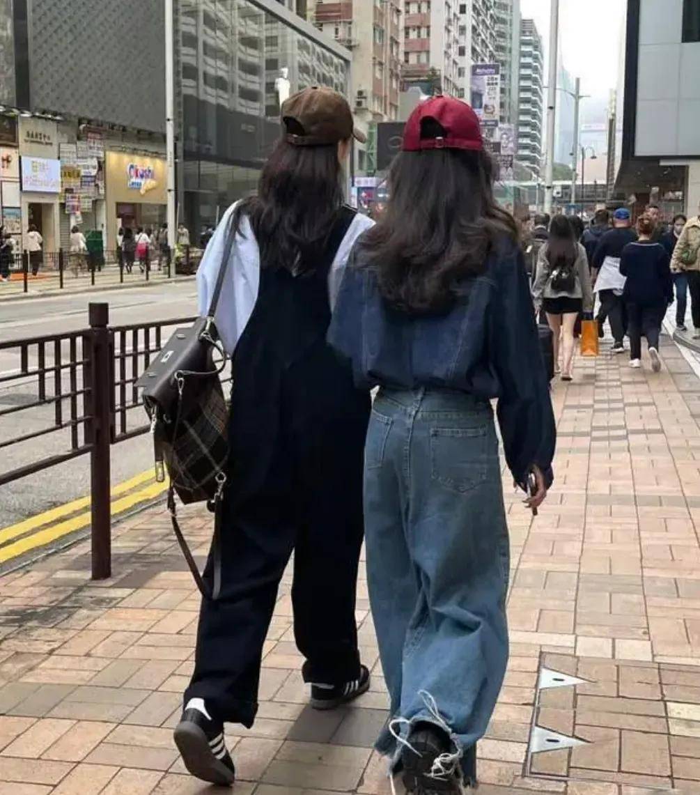 都是“裙不上膝、鞋不带跟”却个个洋气又时髦j9九游会真人第一品牌去了香港才发现满街(图8)